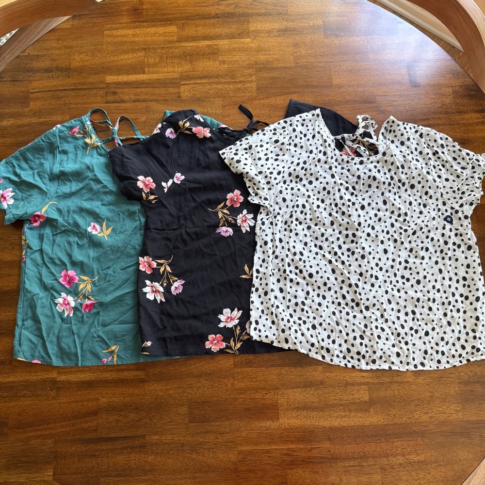 NWT $96 Bundle of 3 A+F V-Back Short Sleeve Blouses in size XS!